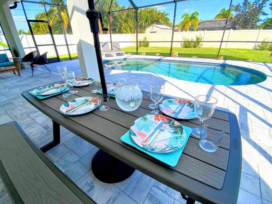 Blue Door Retreat - Luxury Pool Home - Sleeps 8 Cape Coral Zewnętrze zdjęcie